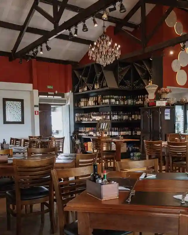 Ambiente interno do Vila Itália Restaurante com adega em Piracicaba