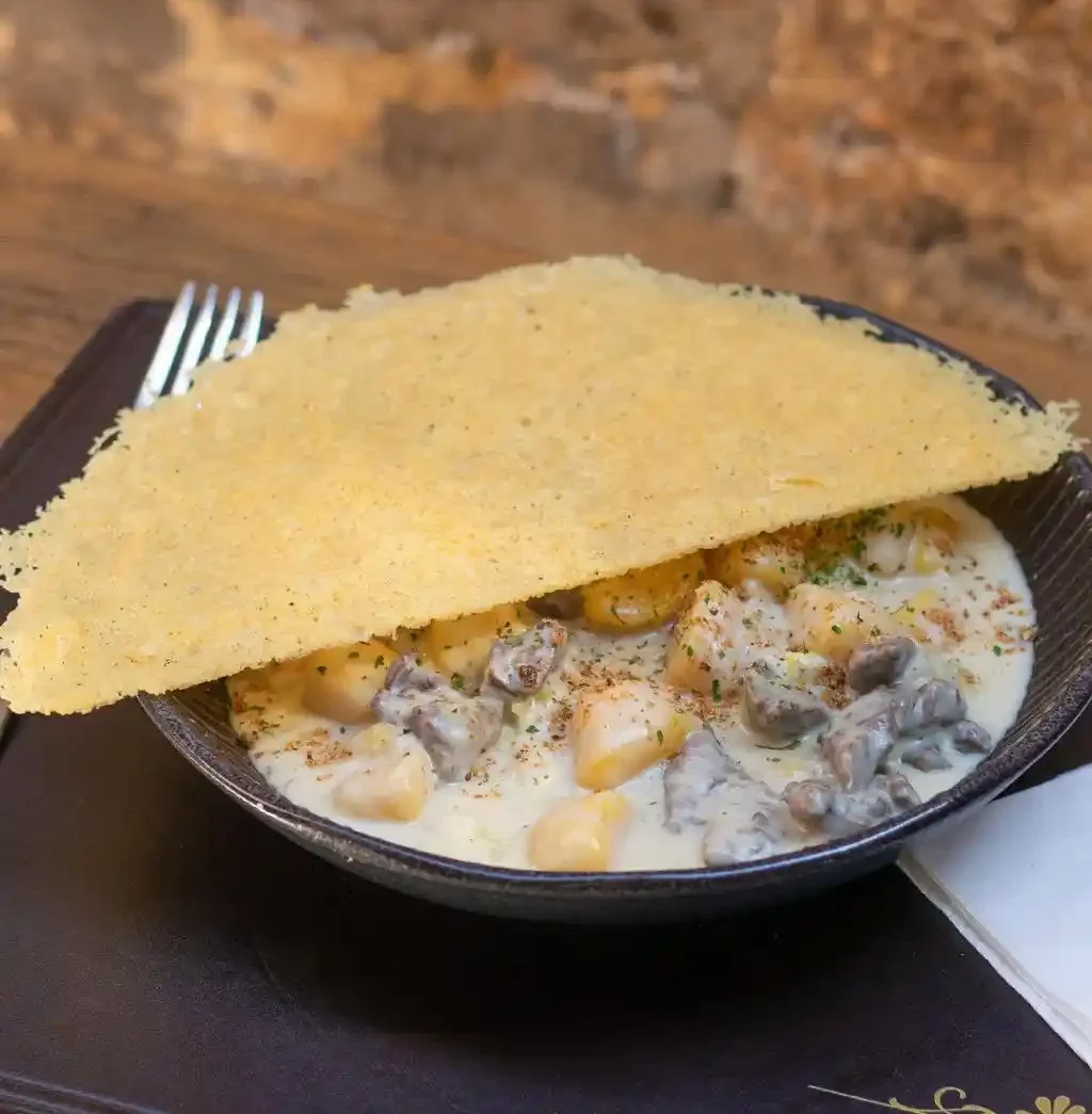 Gnocchi de mandioquinha com tiras de mignon ao molho gorgonzola — Vila Itália Restaurante em Piracicaba